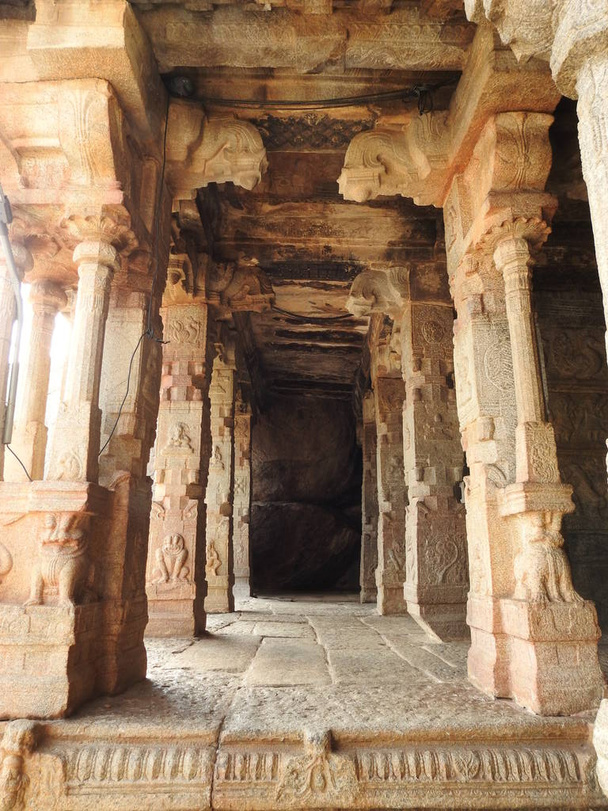 Zbliżenie pięknej Veerabhadra hinduskiej świątyni znajduje się w Lepakshi w stanie Andhra Pradesh, Indie - Zdjęcie, obraz