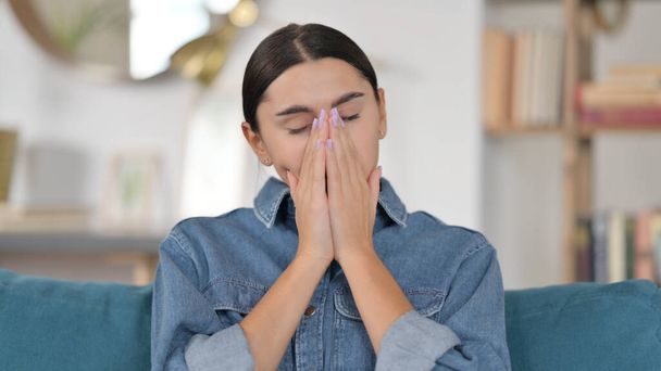 Retrato de una mujer latina enferma estornudando en casa  - Foto, imagen