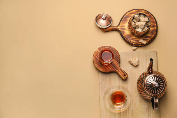 Composizione con teiera e bicchieri di tè su sfondo a colori - Foto, immagini