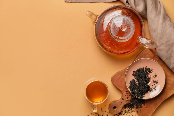 Samenstelling met theepot en kopje thee op kleur achtergrond - Foto, afbeelding