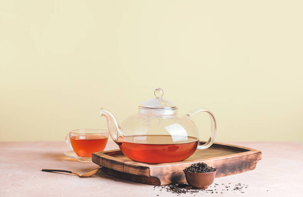 Bule de vidro e xícara de chá na mesa - Foto, Imagem