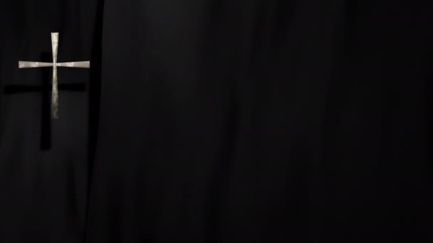 Croce Cristiana Liturgica d'argento su spazio copia. Animazione 3D per il culto online in diretta streaming sermone della chiesa sul tempo di lutto e il giorno di tutte le anime. Concetto di requiem Messa e dolore. - Filmati, video