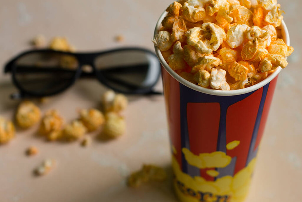 Popcorn kartondobozban 3D-s szemüvegben. - Fotó, kép