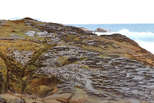 Παράκτιοι σχηματισμοί πετρωμάτων στη βορειοανατολική ακτή Εθνική Σκηνική Περιοχή, Ταϊπέι, Ταϊβάν. - Φωτογραφία, εικόνα