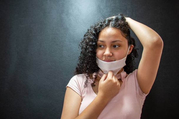 Afro-potomkyně s chirurgickou maskou, která chrání nos a ústa proti respiračním onemocněním. - Fotografie, Obrázek