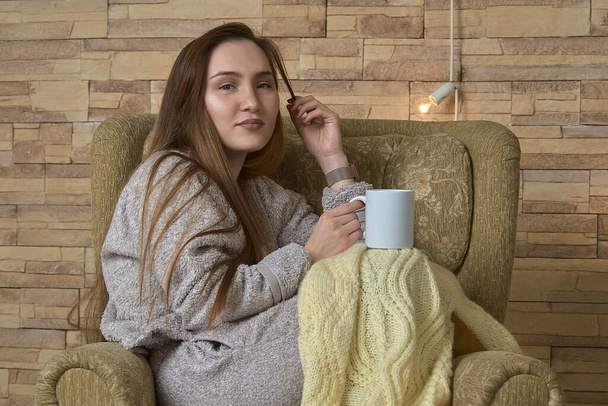 Menina descansando em uma cadeira com uma xícara de chá - Foto, Imagem