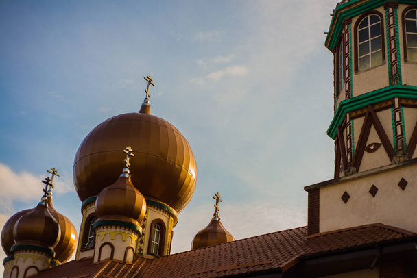 Orosz Ortodox Egyház a háttérben - Fotó, kép