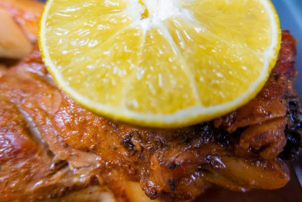 Tranche de citron sur la viande rôtie juteuse - Photo, image