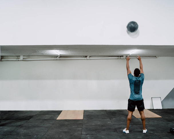 Atleta Crossfit haciendo ejercicio con pelota. - Foto, imagen