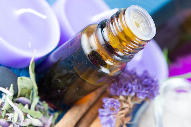 ätherisches Öl und Lavendelblüten - Foto, Bild