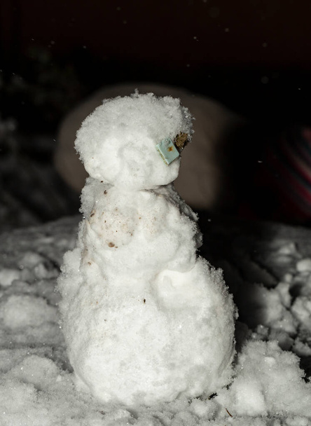 Снеговик антропоморфная снежная скульптура. Зимние развлечения. - Фото, изображение