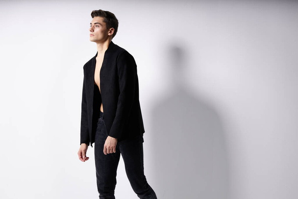 jóképű férfi fekete blézer modern stílus divatos ruházat pózol - Fotó, kép