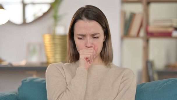Mujer joven enferma tosiendo en casa  - Foto, Imagen