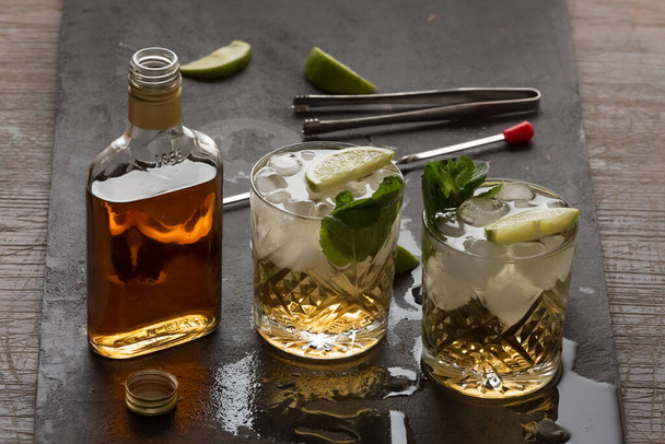 Alkoholos koktél készítése rummal, jéggel és lime-mal - Fotó, kép