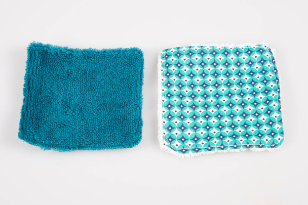 dos almohadillas cosméticas de algodón lavables azules reutilizables almohadillas de eliminación de maquillaje verde para la limpieza facial - Foto, Imagen
