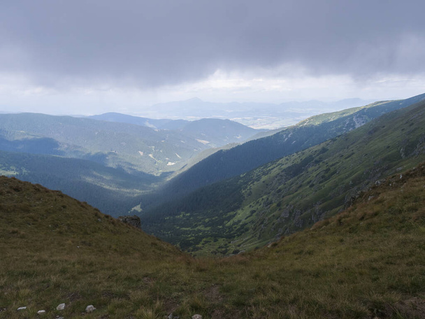 Kilátás a füves hegyi lejtők túraútvonal Chopok a hegyi rét gerincen Alacsony Tátra, Szlovákia. Köd és felhők, késő nyári nap - Fotó, kép