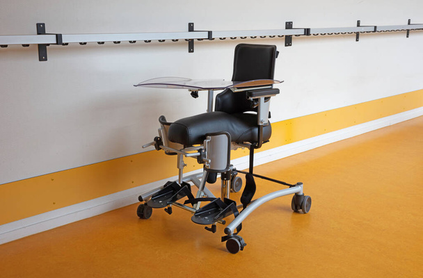 Spezieller Stuhl für behinderte Kinder, Sattelstuhl, Schule - Foto, Bild