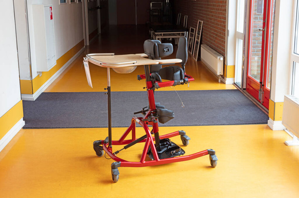 Cadeira especial para crianças com deficiência, cadeira em que uma criança pode ficar, escola - Foto, Imagem