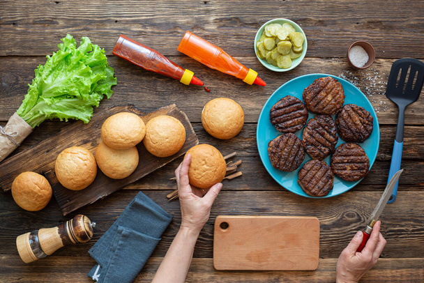 a szaftos hamburger készítésének folyamata - Fotó, kép