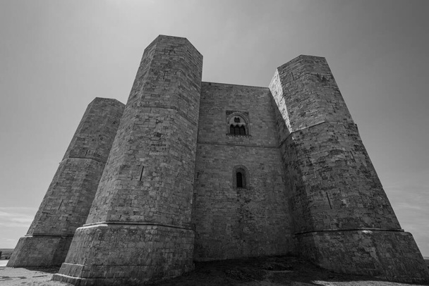 Andria, Puglia, Castel del Monte. Castel del Monte es una fortaleza del siglo XIII construida por el emperador del Sacro Imperio Romano Germánico Federico II en la meseta de Murge occidental, en Puglia. - Foto, imagen
