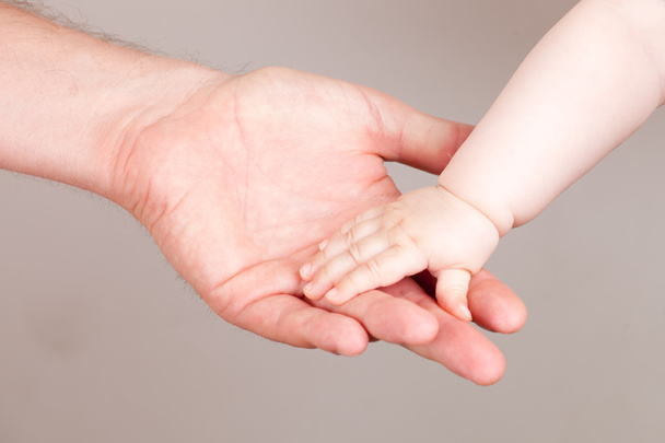 Baby a otcové ruce - Fotografie, Obrázek
