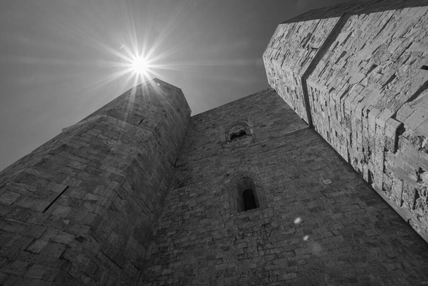 Andria, Puglia, Castel del Monte. Castel del Monte é uma fortaleza do século XIII construída pelo Imperador do Sacro Império Romano-Germânico Frederico II no planalto de Murge ocidental, na Puglia. - Foto, Imagem