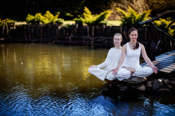 kültéri jógával, gyönyörű helyen, a tó partján - meditáció - Fotó, kép