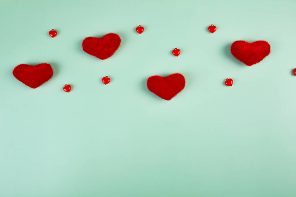Flache Grußkarte zum Valentinstag mit Herzen auf blauem Papier. Draufsicht mit Kopierraum Romantische Grußkarte. - Foto, Bild