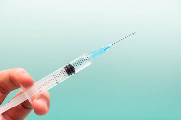 Covid-19ワクチンの概念。解毒剤でシリンジ.抗菌薬だ。ウイルスに対する世界的な予防接種。治療薬だ。手術室における術前. - 写真・画像