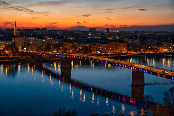 Θέα στη γέφυρα Rainbow στο Νόβι Σαντ της Σερβίας τη νύχτα - Φωτογραφία, εικόνα