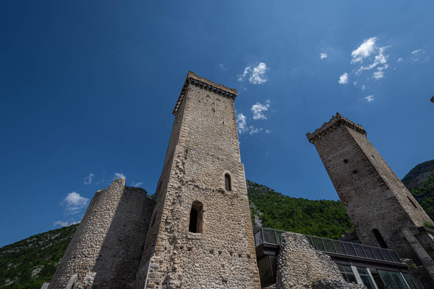 Pacentro, L 'Aquila, Abruzzo. Hrad Caldora. Hrad Caldora nebo hrad Cantelmo je starobylé opevnění Abruzzo, který se nachází v historickém centru Pacentro, v provincii L 'Aquila. - Fotografie, Obrázek
