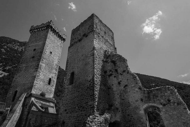 Pacentro, L 'Aquila, Abruzos. Castillo de Caldora. El castillo de Caldora o castillo Cantelmo es una antigua fortificación de Abruzos, situado en el centro histórico de Pacentro, en la provincia de L 'Aquila. - Foto, imagen