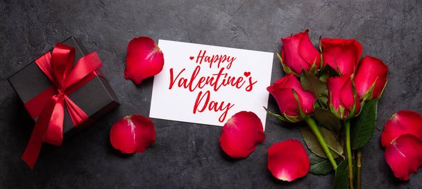 Valentijnsdag wenskaart met rode roos bloemen en geschenkdoos. Bovenaanzicht vlak lay - Foto, afbeelding