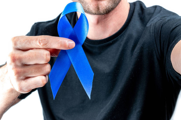 Opieka prostaty. Świadomość prostaty zdrowia mężczyzn w listopadzie. Hipsterzy w czarnej koszuli z niebieską wstążką w rękach odizolowani na białym tle. Światowy Dzień Raka i koncepcja Światowego Dnia Cukrzycy - Zdjęcie, obraz