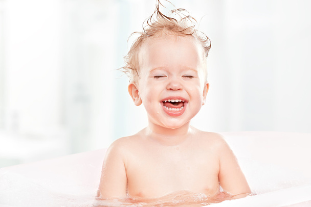счастливый смешной ребенок смеется и купается в ванне
 - Фото, изображение