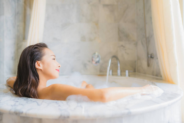 Porträt schöne junge asiatische Frau entspannen nehmen Sie ein Bad in der Badewanne im Badezimmer Interieur - Foto, Bild