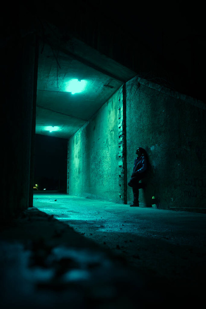 Lonely man in a dark alley at night. Danger and scary concept. - Foto, immagini