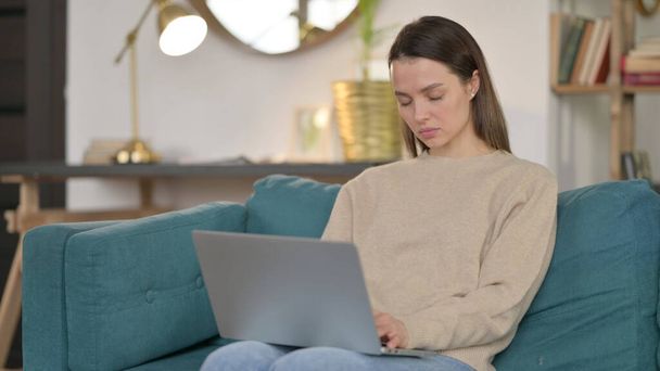 Jovem mulher com laptop tomando a sesta no sofá  - Foto, Imagem