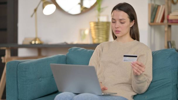 Online fizetés fiatal nő, Online vásárlás - Fotó, kép