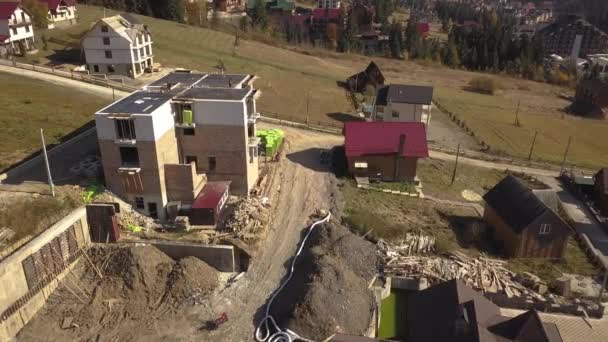 Vista aérea de los trabajadores de la construcción que trabajan en un sitio bulding de la casa residencial del apartamento. Desarrollo inmobiliario. - Metraje, vídeo