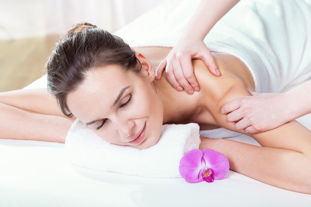 massagista fazendo massagem no ombro
 - Foto, Imagem
