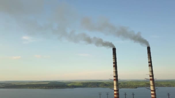 Вид с воздуха на высокие трубы дымохода с серым грязным дымом угольной электростанции. Производство электроэнергии на ископаемом топливе. - Кадры, видео