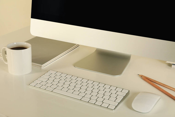 Concepto de lugar de trabajo con computadora de escritorio moderna - Foto, imagen