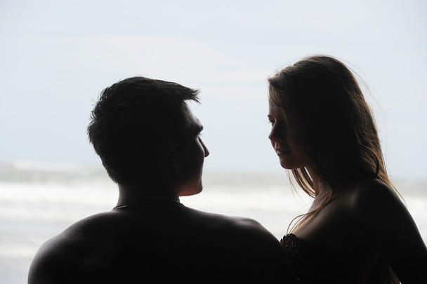 Jeune couple sur une plage
 - Photo, image