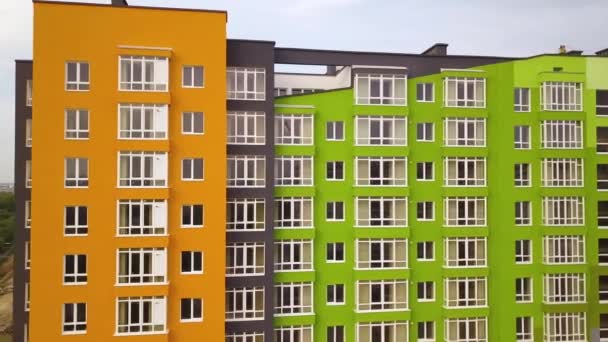 Légi kilátás a város lakóterület nagy apartman épületek építés alatt. - Felvétel, videó