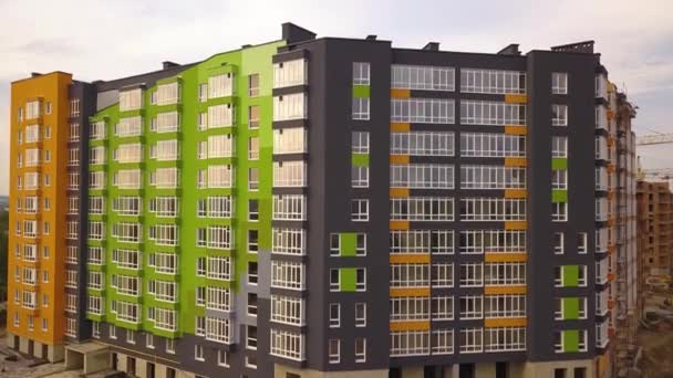 Luchtfoto van woonwijk met hoge flatgebouwen in aanbouw. - Video