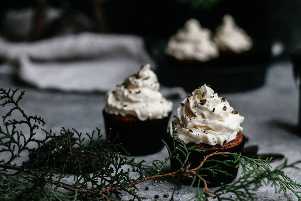 chocolate muffins with cream on gray background - Fotoğraf, Görsel