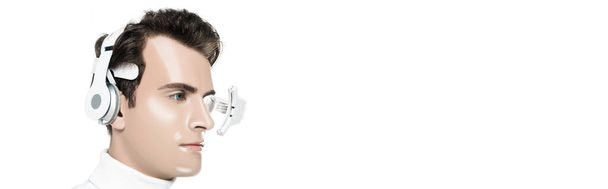 Cyborg mit Kopfhörer und Augenlinse schaut isoliert auf weißem Banner weg - Foto, Bild