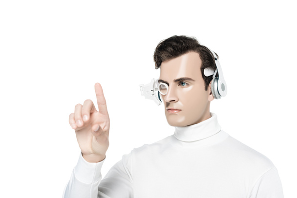 Cyborg Mann mit Kopfhörer und digitaler Augenlinse zeigt mit dem Finger isoliert auf weiß - Foto, Bild