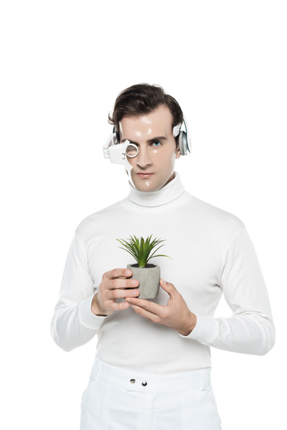 Kyborgi mies kuulokkeet ja digitaalinen silmä linssi tilalla ruukkukasvi eristetty valkoinen - Valokuva, kuva
